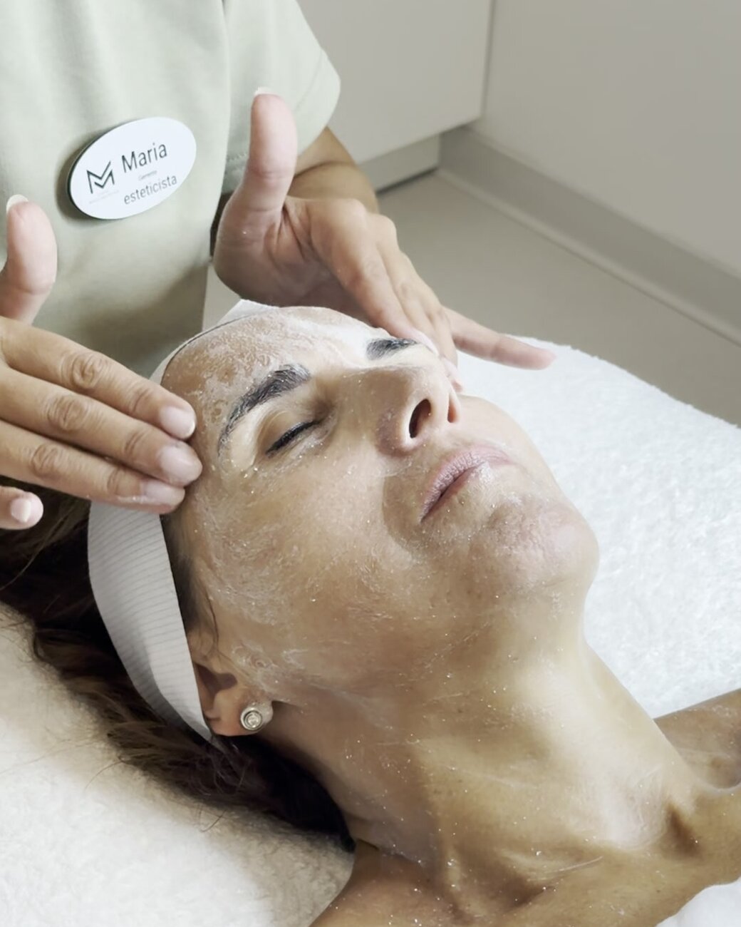 Doble limpieza facial con cosmética profesional